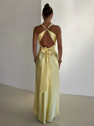 Vestido de vacaciones fruncido de satén con espalda descubierta