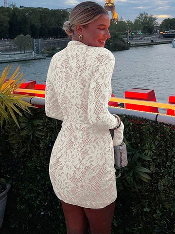 Vestido de vacaciones con mangas acampanadas y encaje calado