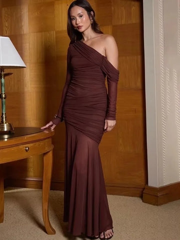 Vestido maxi de malla con un solo hombro para vacaciones