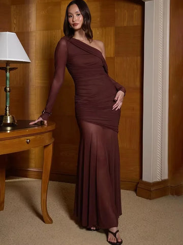 Vestido maxi de malla con un solo hombro para vacaciones