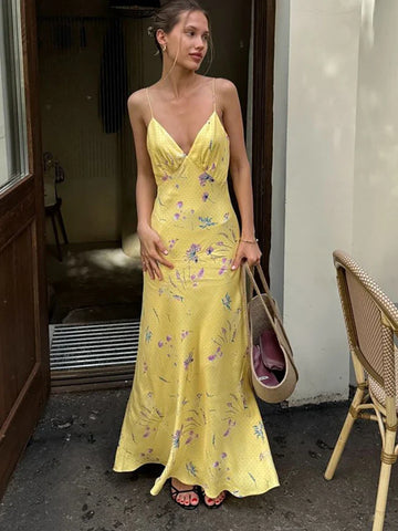 Vestido de vacaciones amarillo floral con cuello en V