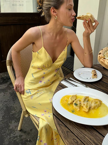 Vestido de vacaciones amarillo floral con cuello en V
