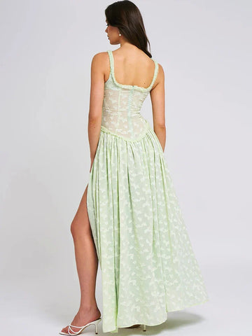 Vestido verde de vacaciones con cuello cuadrado y abertura alta