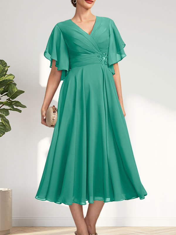 A-Linien-Chiffonkleid mit V-Ausschnitt, Teelänge und plissierter Perlenstickerei für die Mutter der Braut