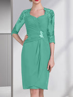 Etuikleid/Säulenkleid mit Herzausschnitt, knielang, aus Chiffon für die Mutter der Braut mit Perlenapplikationen, Spitze, Pailletten und Falten