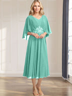 A-Linien-Kleid aus Chiffon mit V-Ausschnitt, Teelänge, plissierten Paillettenapplikationen und Perlenstickerei für die Mutter der Braut 