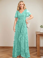 A-Linien-Kleid mit V-Ausschnitt, asymmetrischem Spitzenbesatz und Kaskadenrüschen für die Mutter der Braut 