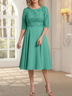 A-Linien-Kleid aus Chiffon mit Rundhalsausschnitt und knielangem Schnitt – das perfekte Kleid für die Mutter der Braut