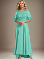 A-Linien-Kleid mit asymmetrischem Chiffon-Spitzenausschnitt und Perlenstickerei für die Mutter der Braut. 