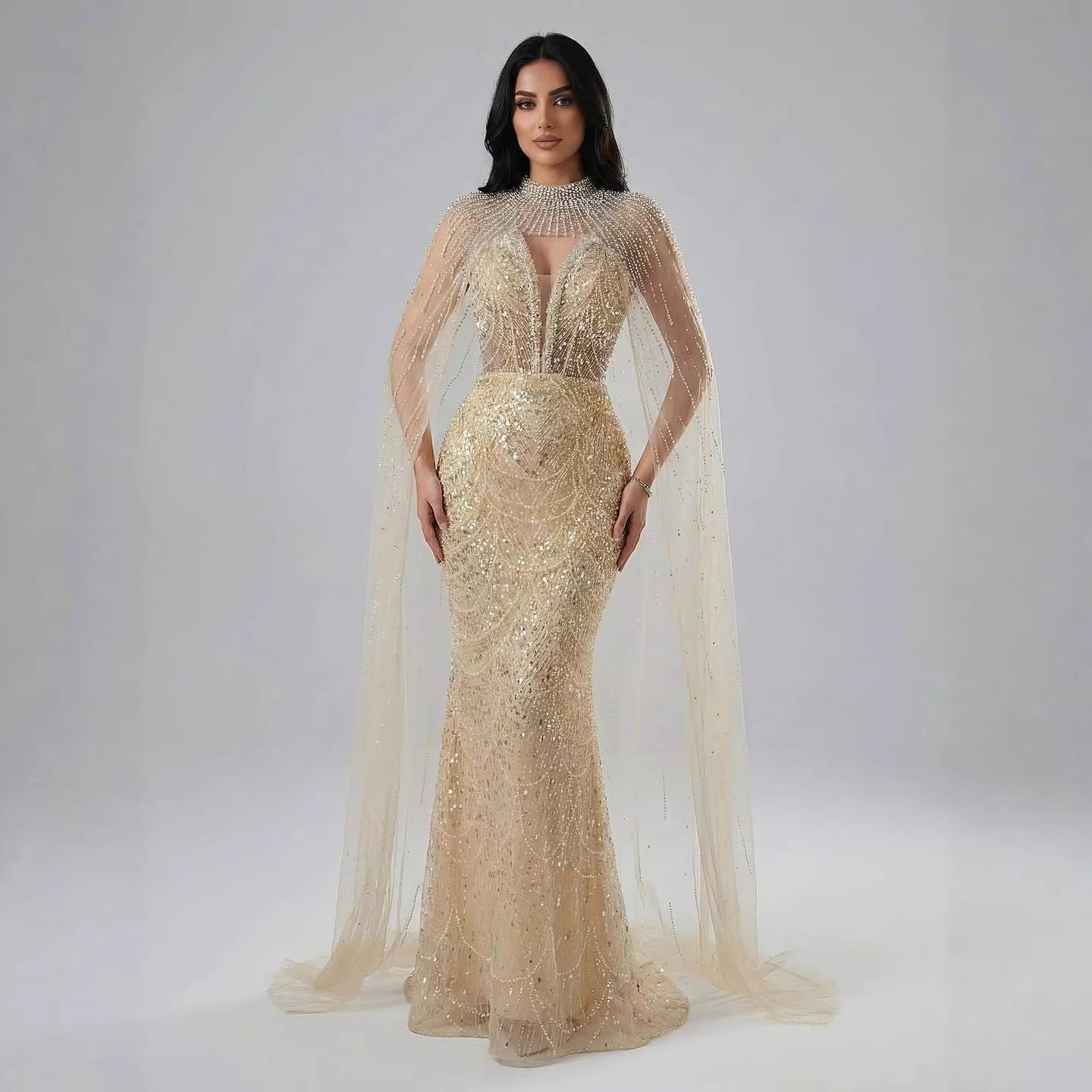 Luxuriöses Abendkleid in Nude, Perlenbesatz, mit Tüllschleppe, LA72189A