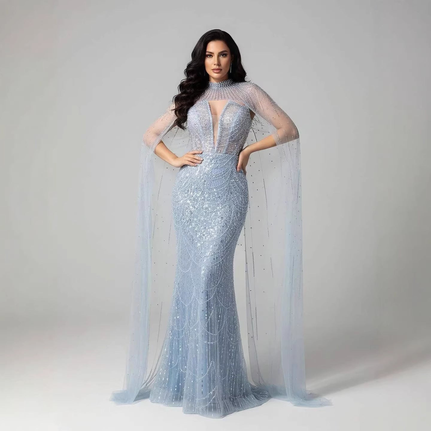 Luxuriöses Abendkleid in Nude, Perlenbesatz, mit Tüllschleppe, LA72189A