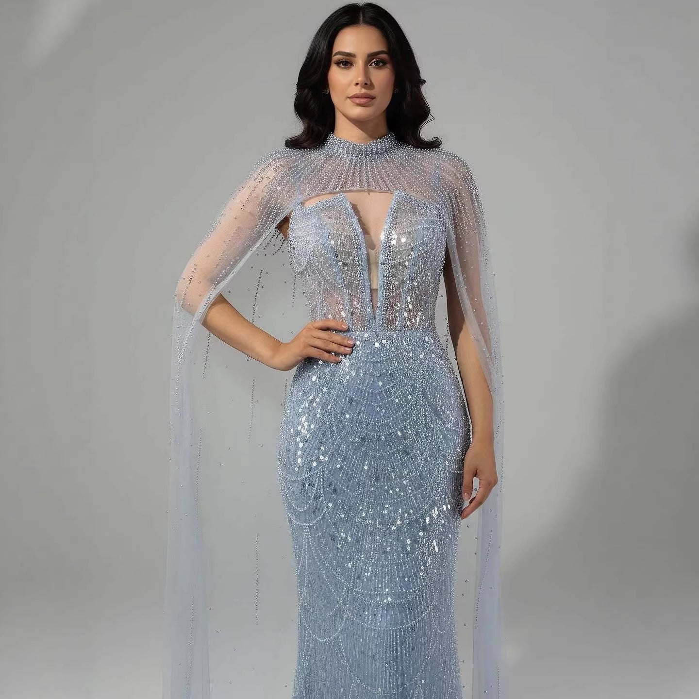 Luxuriöses Abendkleid in Nude, Perlenbesatz, mit Tüllschleppe, LA72189A