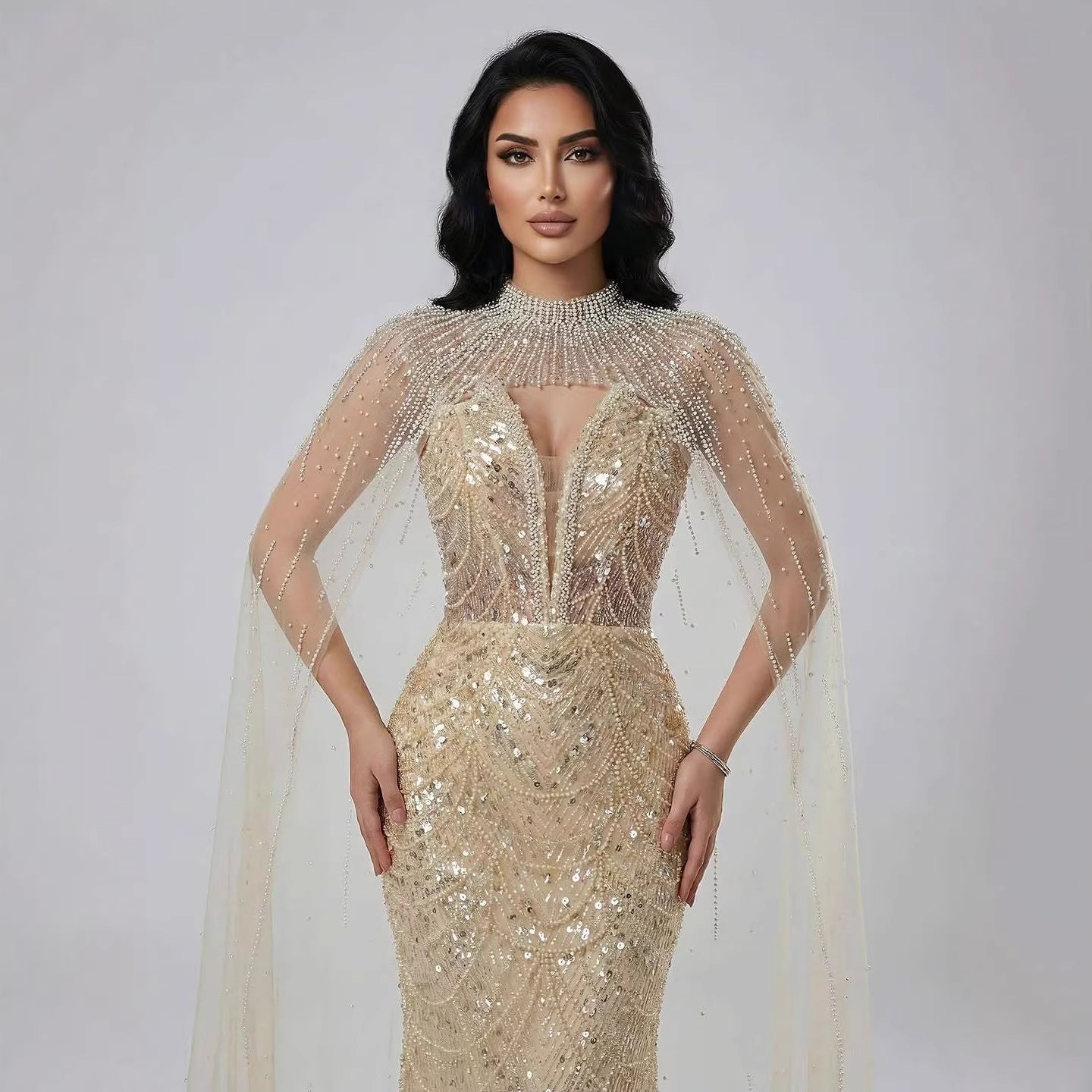 Luxuriöses Abendkleid in Nude, Perlenbesatz, mit Tüllschleppe, LA72189A