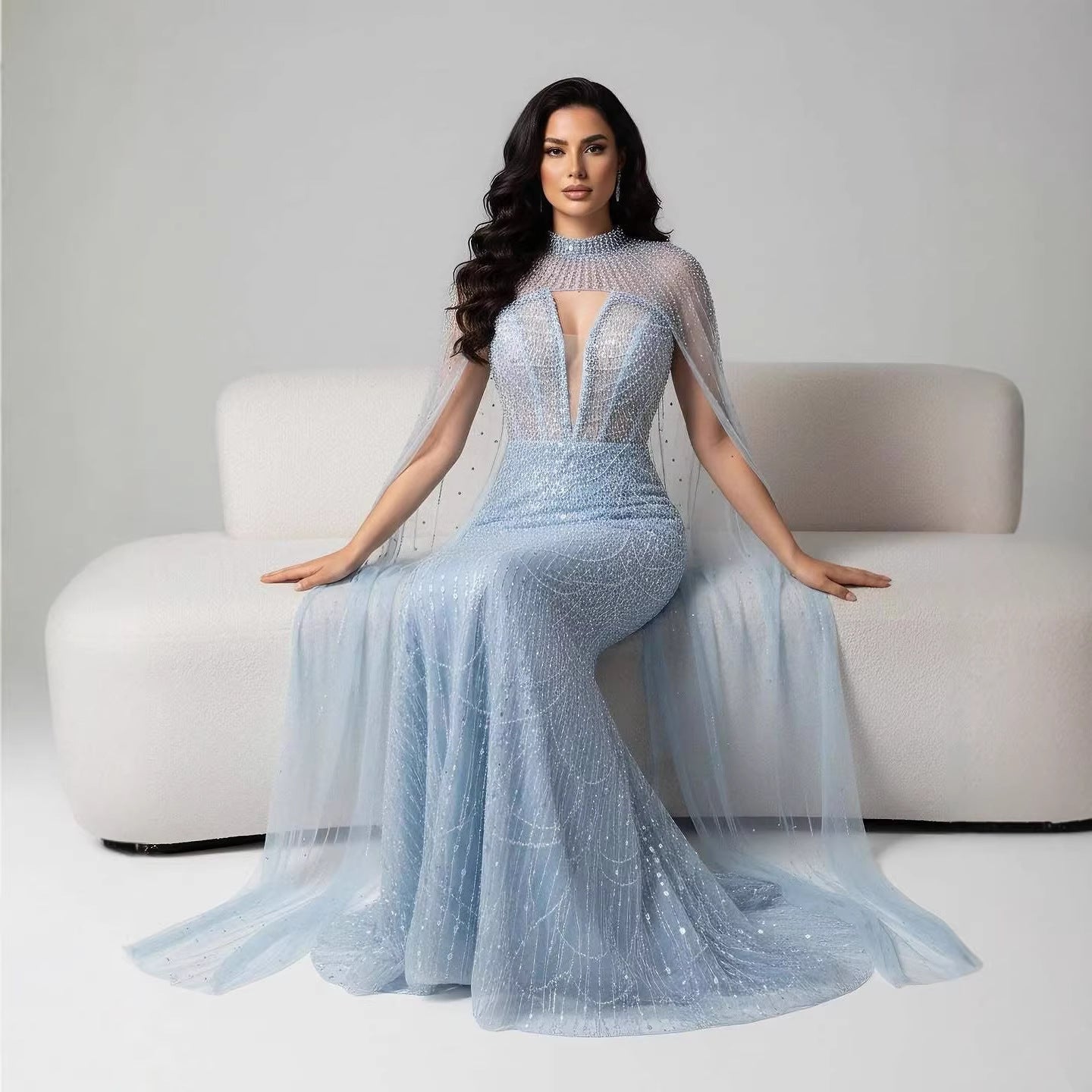 Luxuriöses Abendkleid in Nude, Perlenbesatz, mit Tüllschleppe, LA72189A