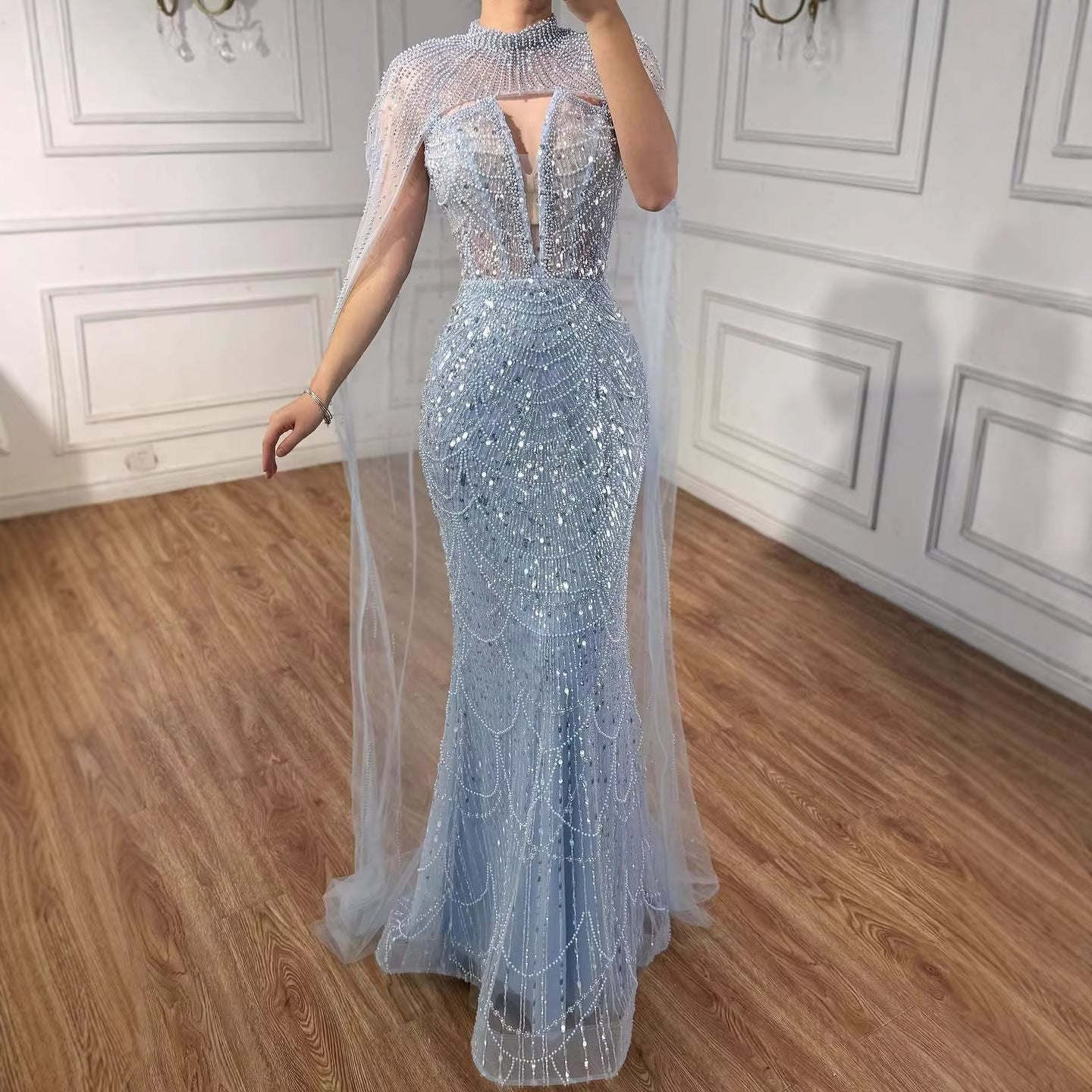 Luxuriöses Abendkleid in Nude, Perlenbesatz, mit Tüllschleppe, LA72189A