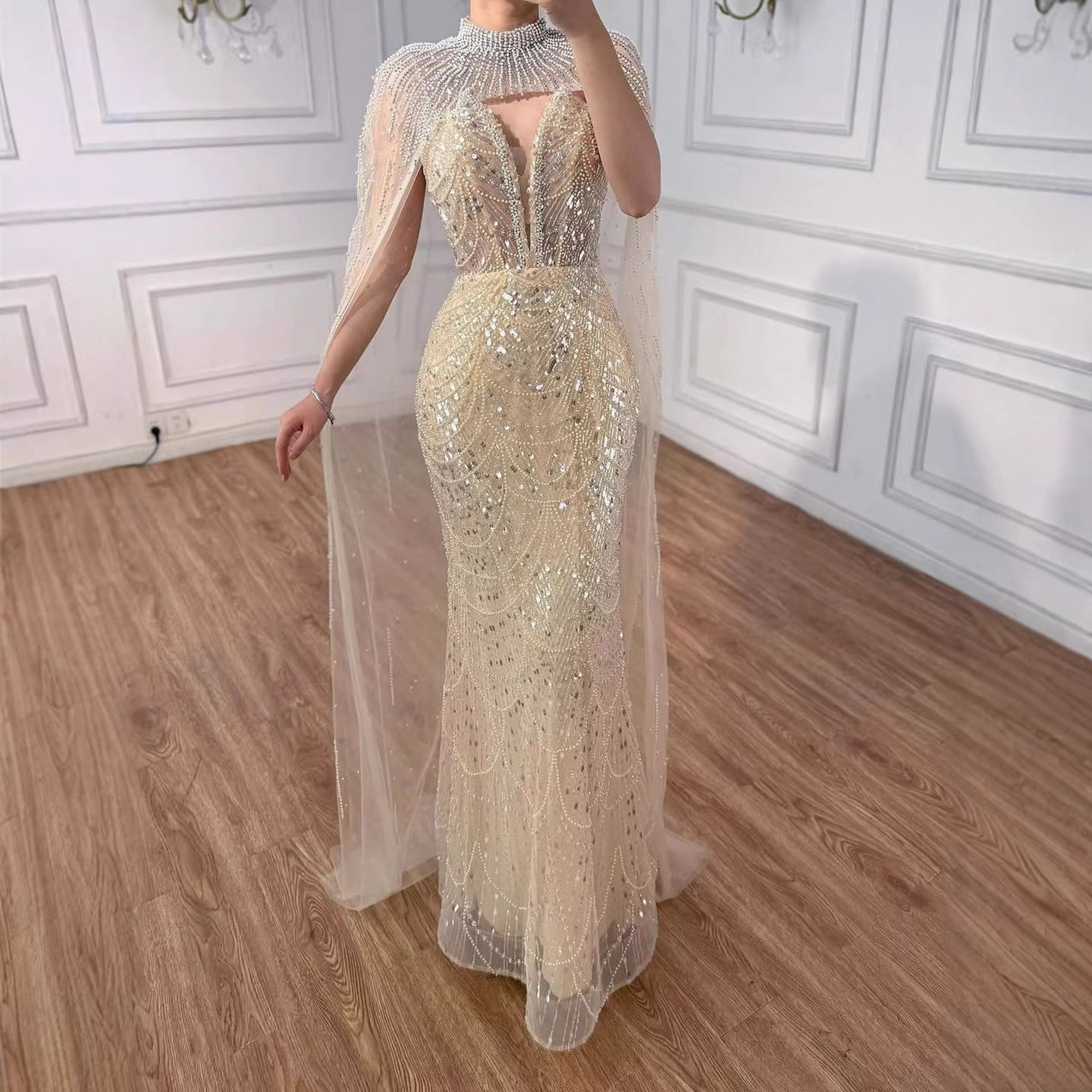 Luxuriöses Abendkleid in Nude, Perlenbesatz, mit Tüllschleppe, LA72189A