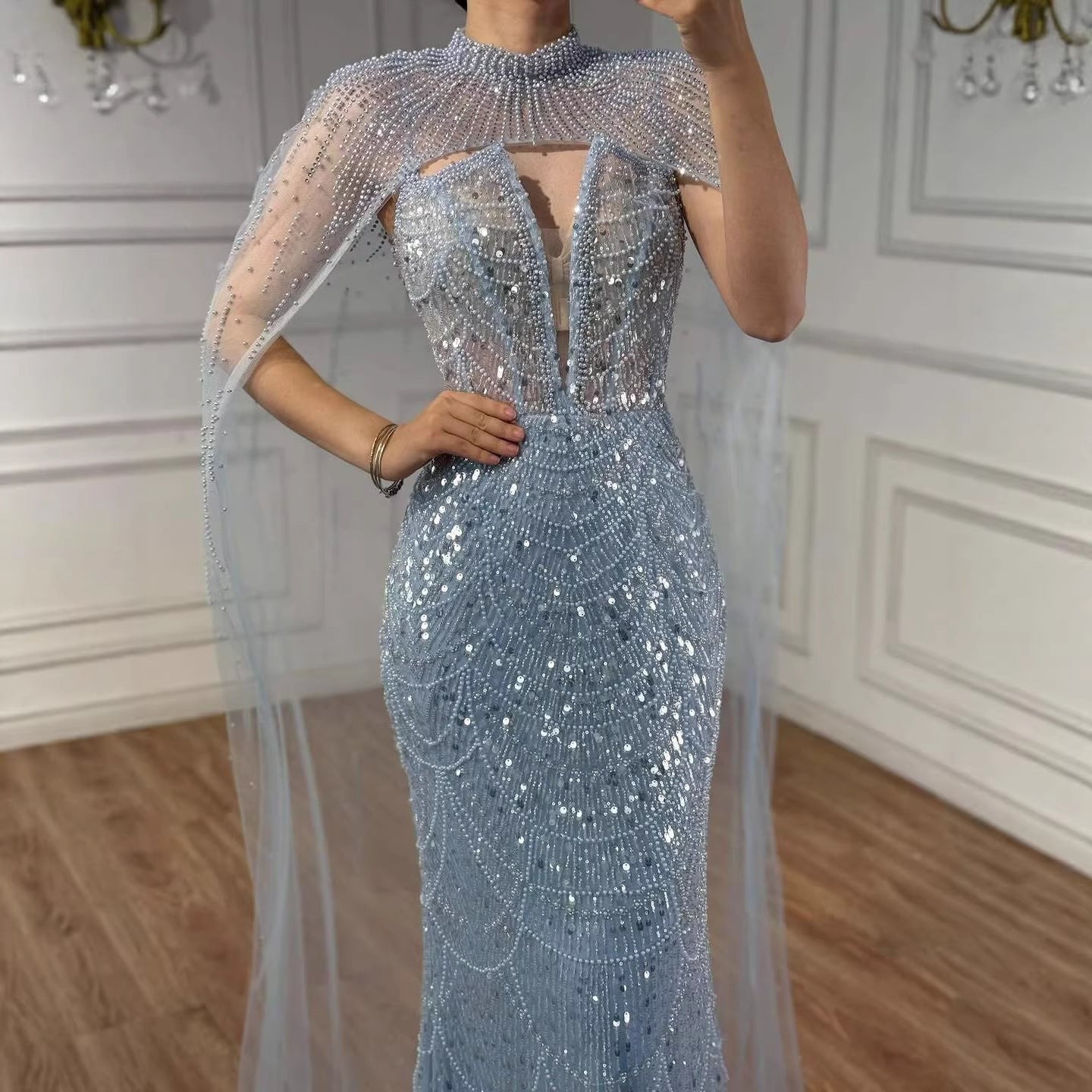 Luxuriöses Abendkleid in Nude, Perlenbesatz, mit Tüllschleppe, LA72189A