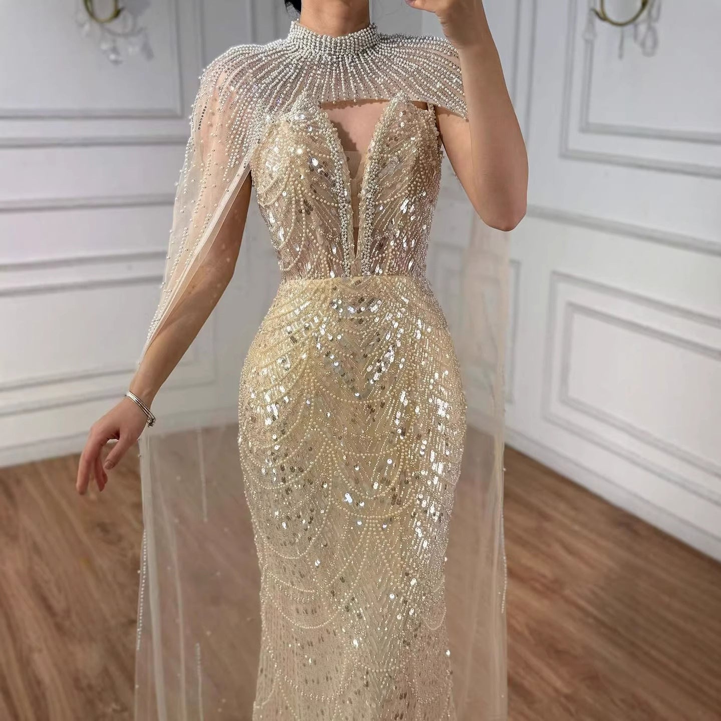Luxuriöses Abendkleid in Nude, Perlenbesatz, mit Tüllschleppe, LA72189A