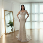 Luxuriöses Meerjungfrauen-Abendkleid aus Spitze und Perlen mit Handschuhen, Weiß-Nude LA72345E