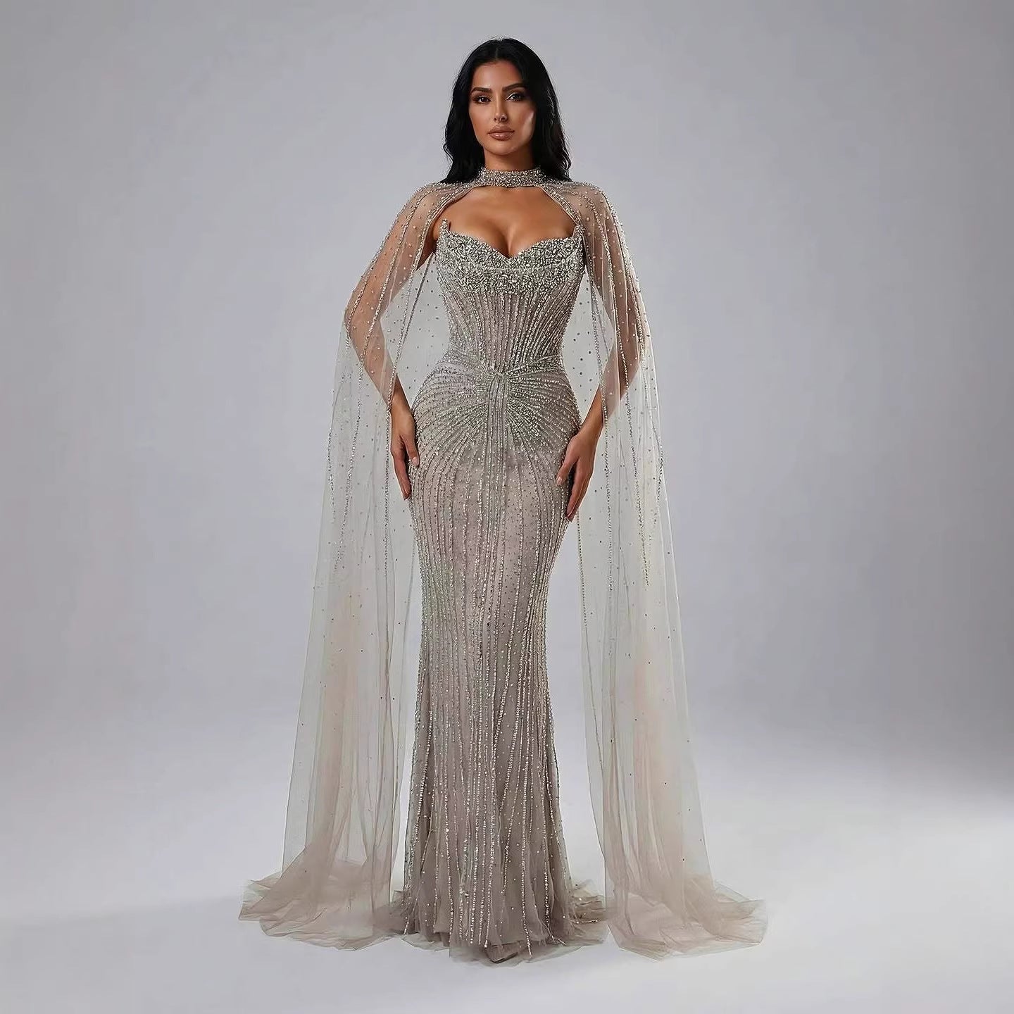 Luxuriöses, karamellfarbenes, perlenbesetztes Abendkleid mit Cape aus Dubai LA72811C