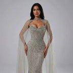 Luxuriöses, karamellfarbenes, perlenbesetztes Abendkleid mit Cape aus Dubai LA72811C
