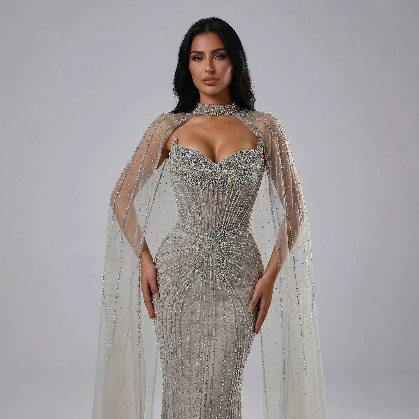 Luxuriöses, karamellfarbenes, perlenbesetztes Abendkleid mit Cape aus Dubai LA72811C