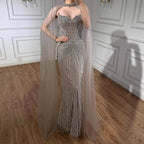 Luxuriöses, karamellfarbenes, perlenbesetztes Abendkleid mit Cape aus Dubai LA72811C