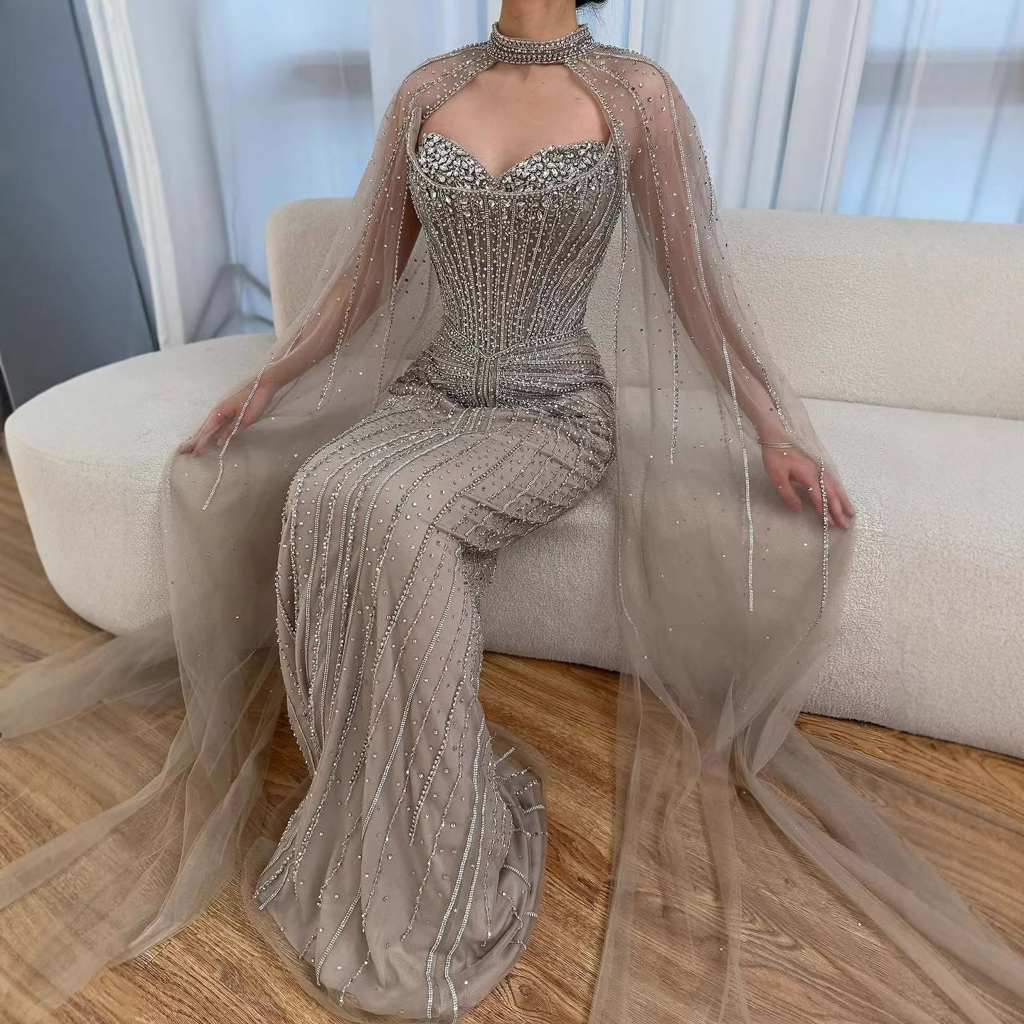 Luxuriöses, karamellfarbenes, perlenbesetztes Abendkleid mit Cape aus Dubai LA72811C