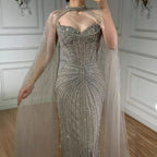 Luxuriöses, karamellfarbenes, perlenbesetztes Abendkleid mit Cape aus Dubai LA72811C