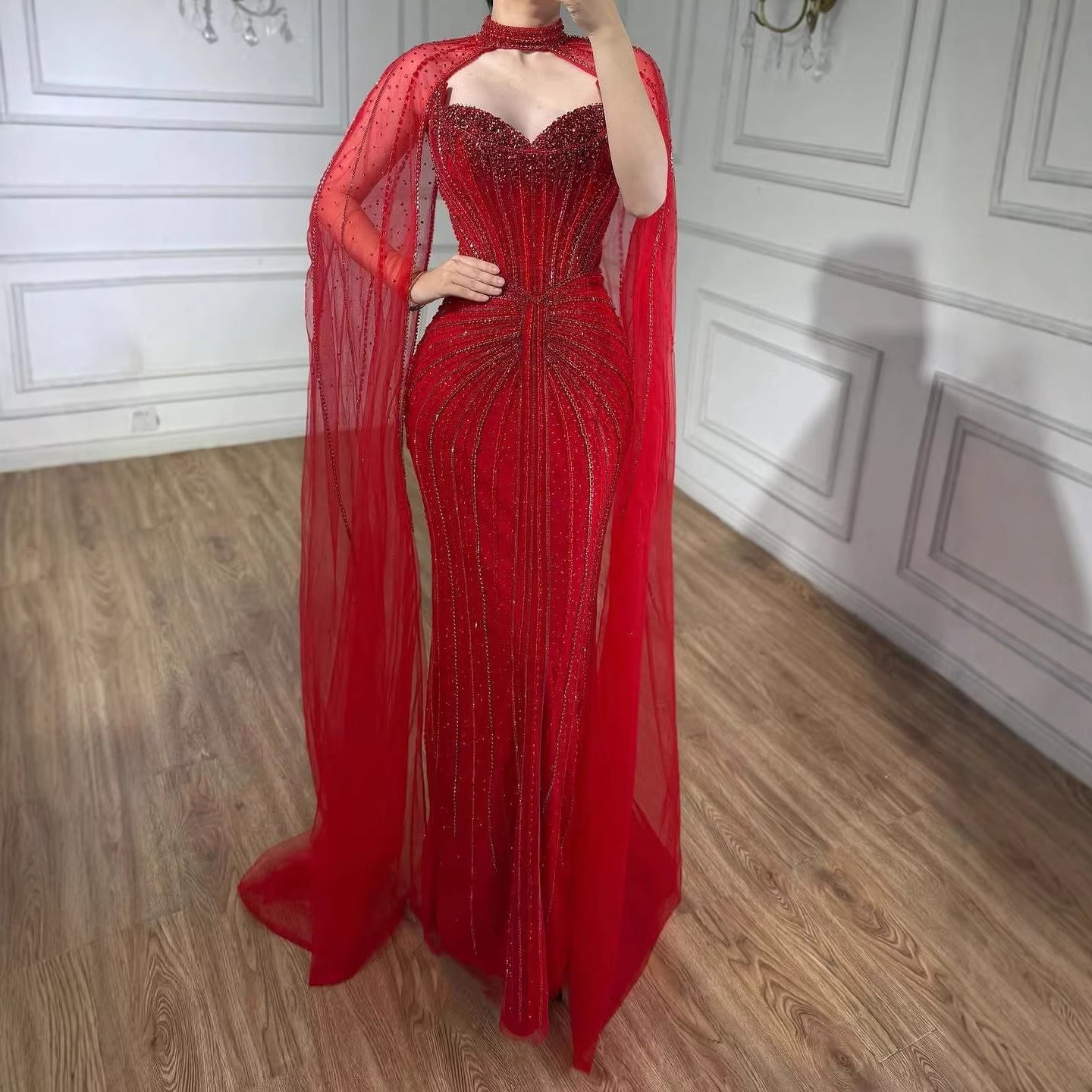 Luxuriöses, karamellfarbenes, perlenbesetztes Abendkleid mit Cape aus Dubai LA72811C