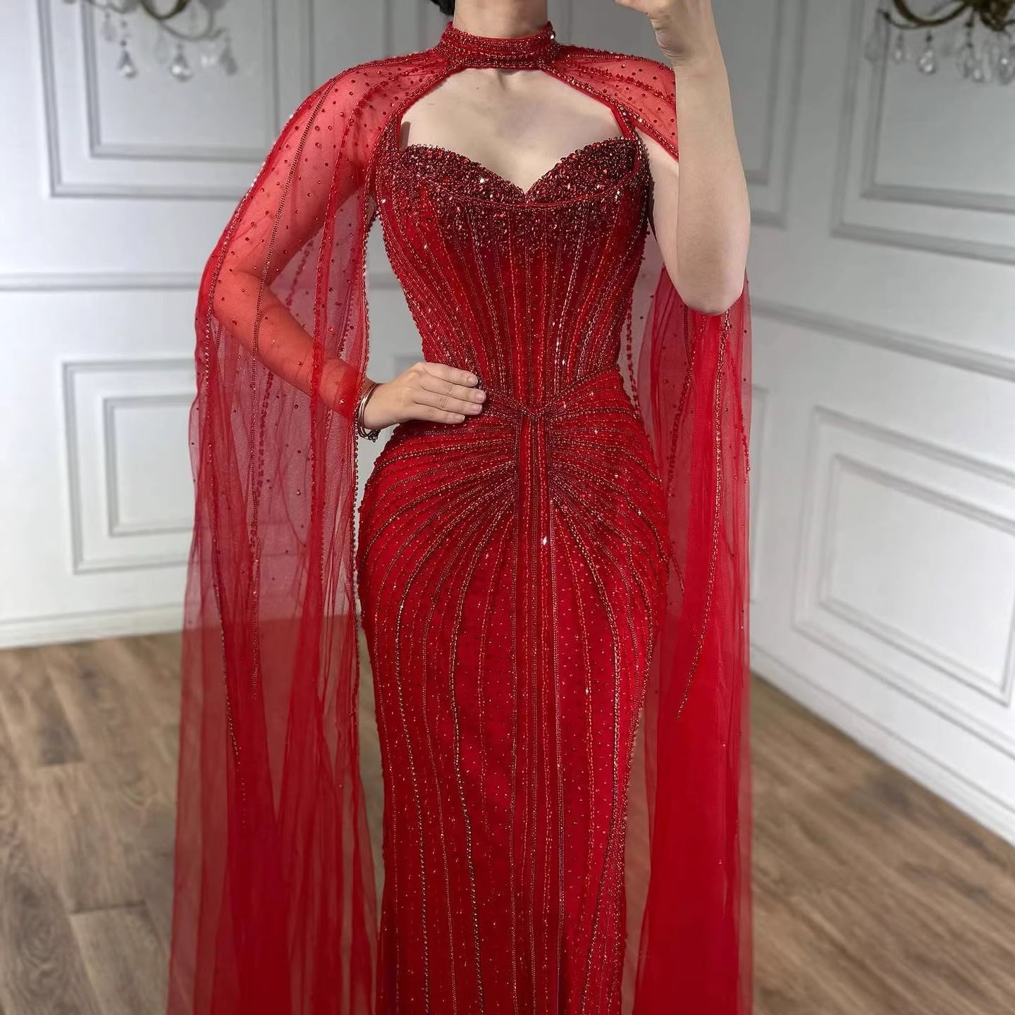 Luxuriöses, karamellfarbenes, perlenbesetztes Abendkleid mit Cape aus Dubai LA72811C