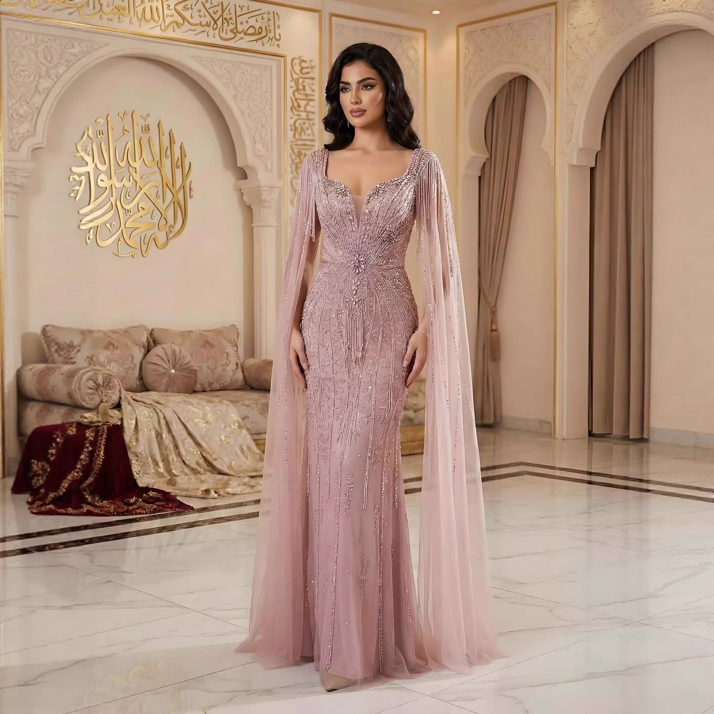 Luxuriöses, karamellfarbenes, perlenbesetztes Abendkleid mit Cape LA72992A