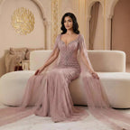 Luxuriöses, karamellfarbenes, perlenbesetztes Abendkleid mit Cape LA72992A