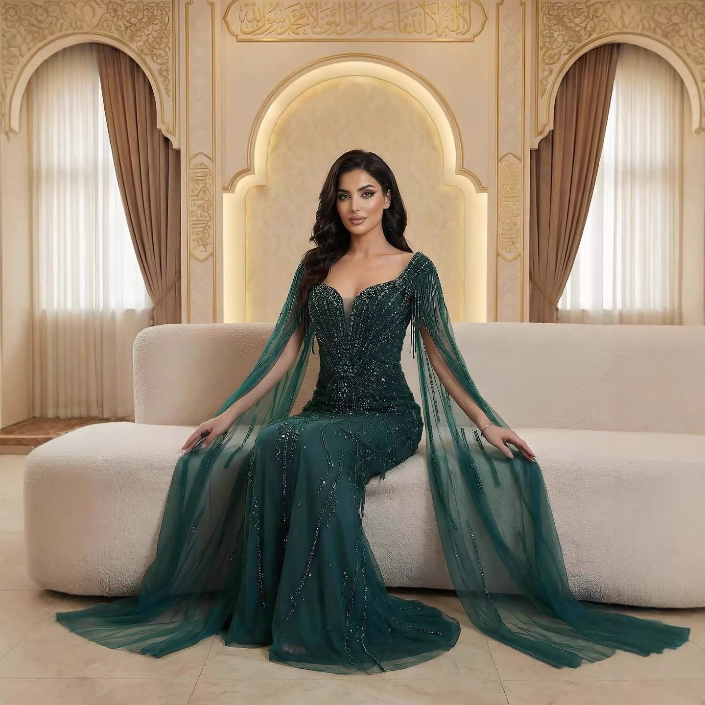 Luxuriöses, karamellfarbenes, perlenbesetztes Abendkleid mit Cape LA72992A