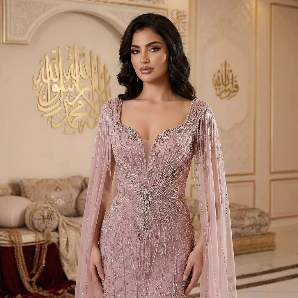 Luxuriöses, karamellfarbenes, perlenbesetztes Abendkleid mit Cape LA72992A