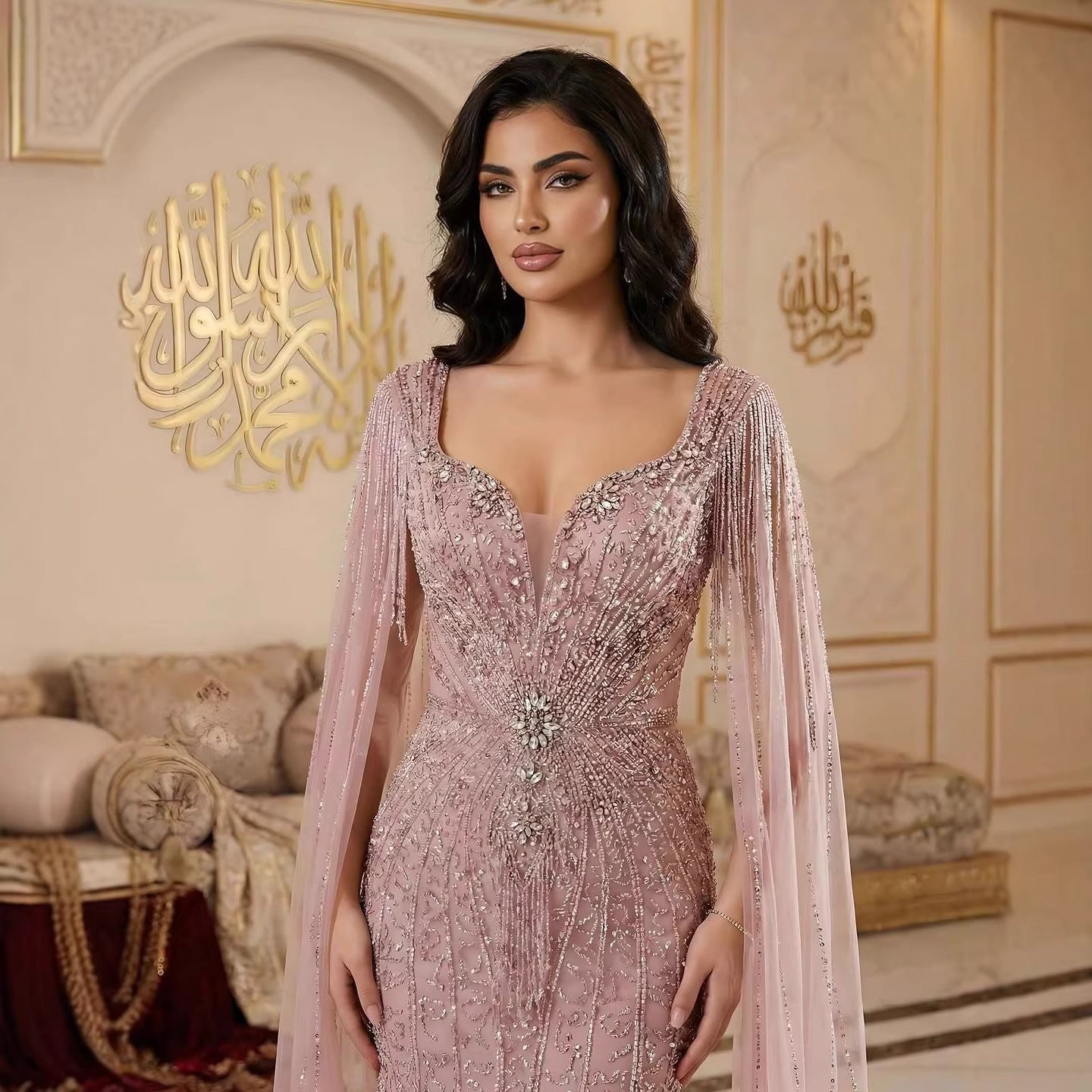 Luxuriöses, karamellfarbenes, perlenbesetztes Abendkleid mit Cape LA72992A