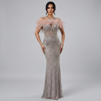 Vestido de noche de lujo con escote halter, plumas y cristales color piel LA73349