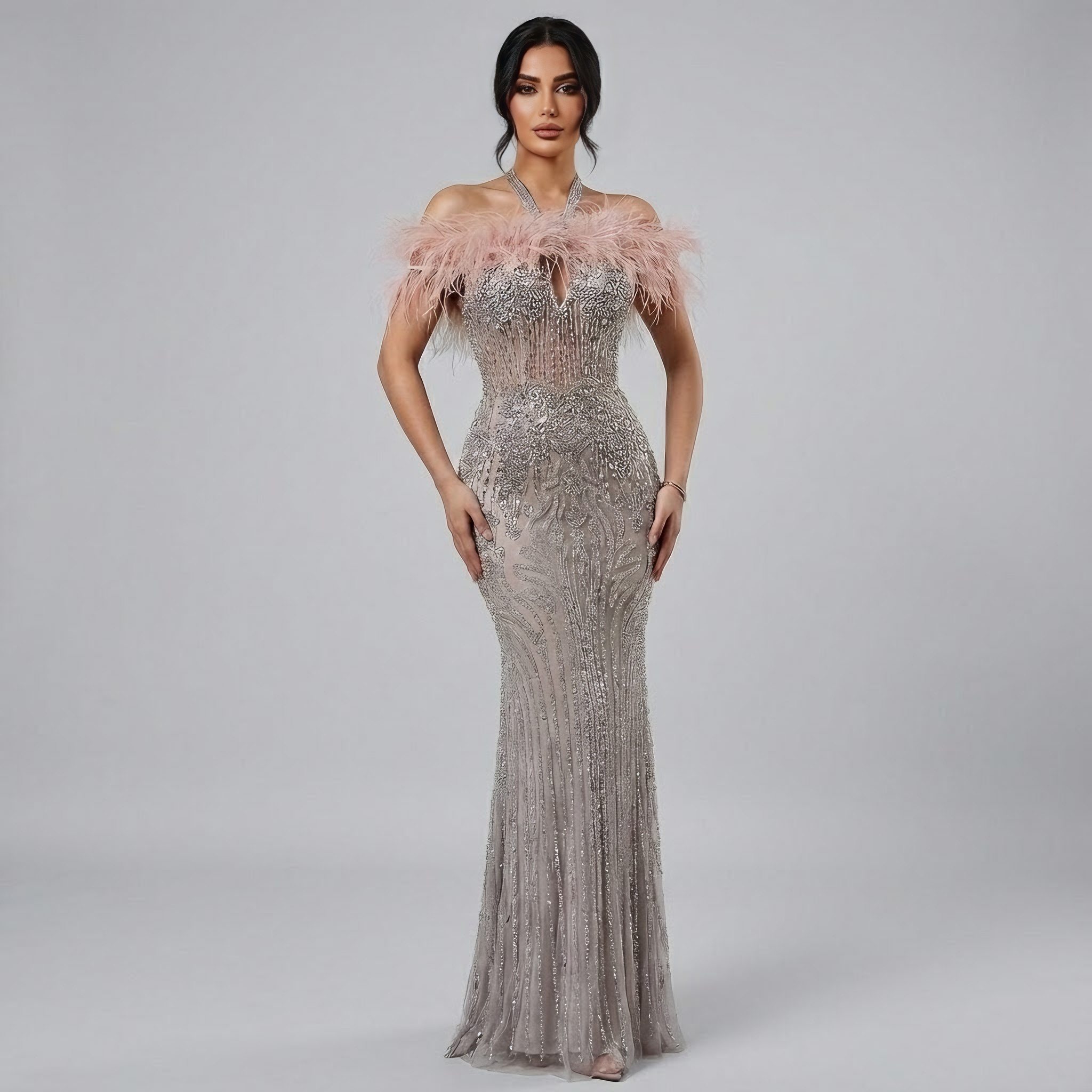 Luxuriöses nudefarbenes Neckholder-Abendkleid mit Federn und Kristallen LA73349