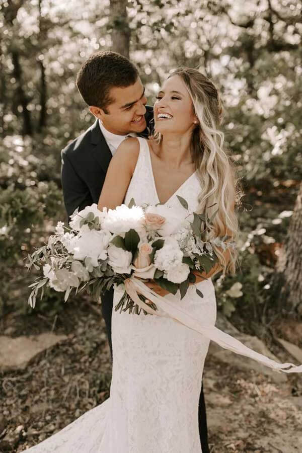 Vestidos de novia de encaje, escote en V, espalda descubierta y cola