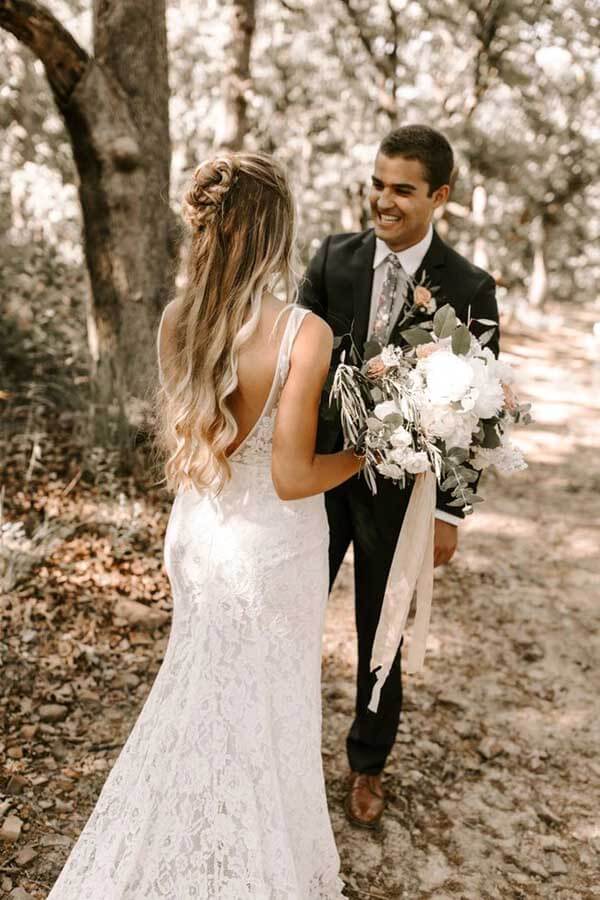 Vestidos de novia de encaje, escote en V, espalda descubierta y cola
