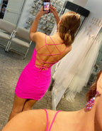 Vestido de fiesta corto rosa intenso con tirantes finos ajustables