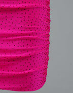 Vestido de fiesta corto rosa intenso con tirantes finos ajustables
