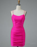 Vestido de fiesta corto rosa intenso con tirantes finos ajustables