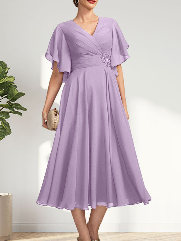 A-Linien-Chiffonkleid mit V-Ausschnitt, Teelänge und plissierter Perlenstickerei für die Mutter der Braut