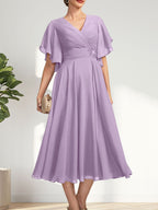 A-Linien-Chiffonkleid mit V-Ausschnitt, Teelänge und plissierter Perlenstickerei für die Mutter der Braut
