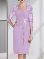 Etuikleid/Säulenkleid mit Herzausschnitt, knielang, aus Chiffon für die Mutter der Braut mit Perlenapplikationen, Spitze, Pailletten und Falten