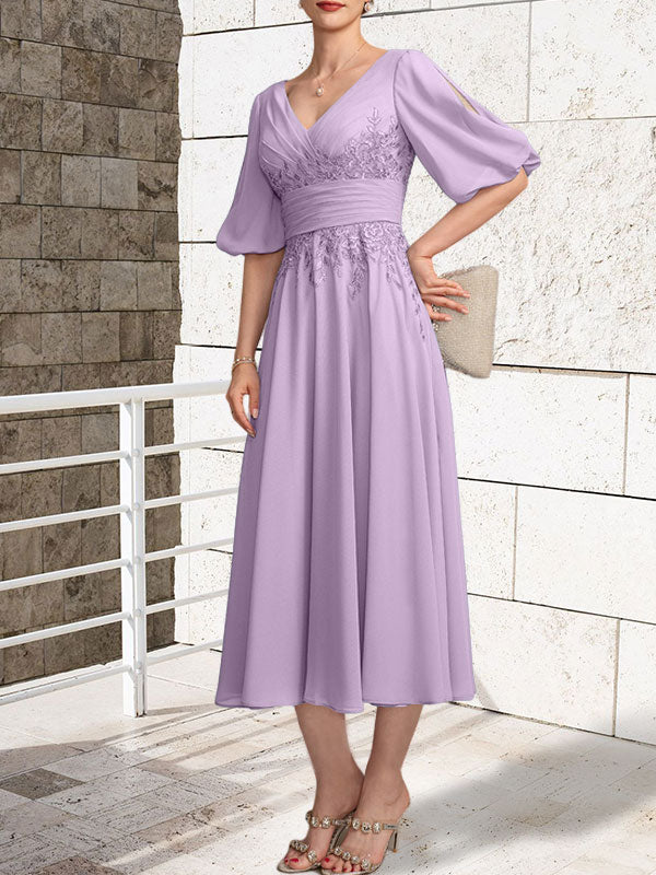 A-Linien-Kleid aus Chiffon mit V-Ausschnitt und Teelänge für die Mutter der Braut mit Falten