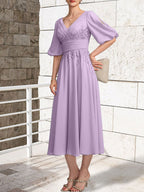 A-Linien-Kleid aus Chiffon mit V-Ausschnitt und Teelänge für die Mutter der Braut mit Falten