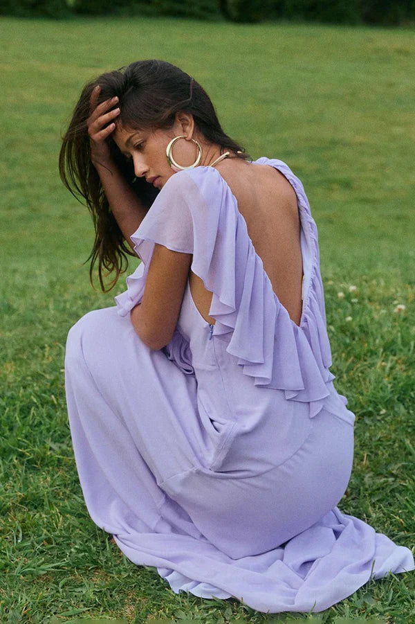 Vestidos de fiesta largos de gasa color lavanda con escote en V profundo, ribete de volantes y falda de sirena con lazo en la espalda para bailes de graduación y bodas en el jardín.
