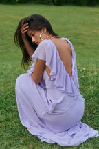 Vestidos de fiesta largos de gasa color lavanda con escote en V profundo, ribete de volantes y falda de sirena con lazo en la espalda para bailes de graduación y bodas en el jardín.